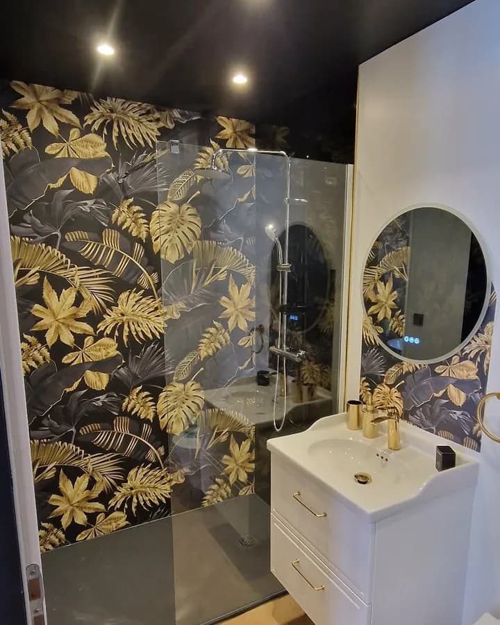 Salle d’eau avec douche à l’italienne et papier peint végétal